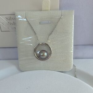 Elegant Silver Necklace with Iridescent Pearl